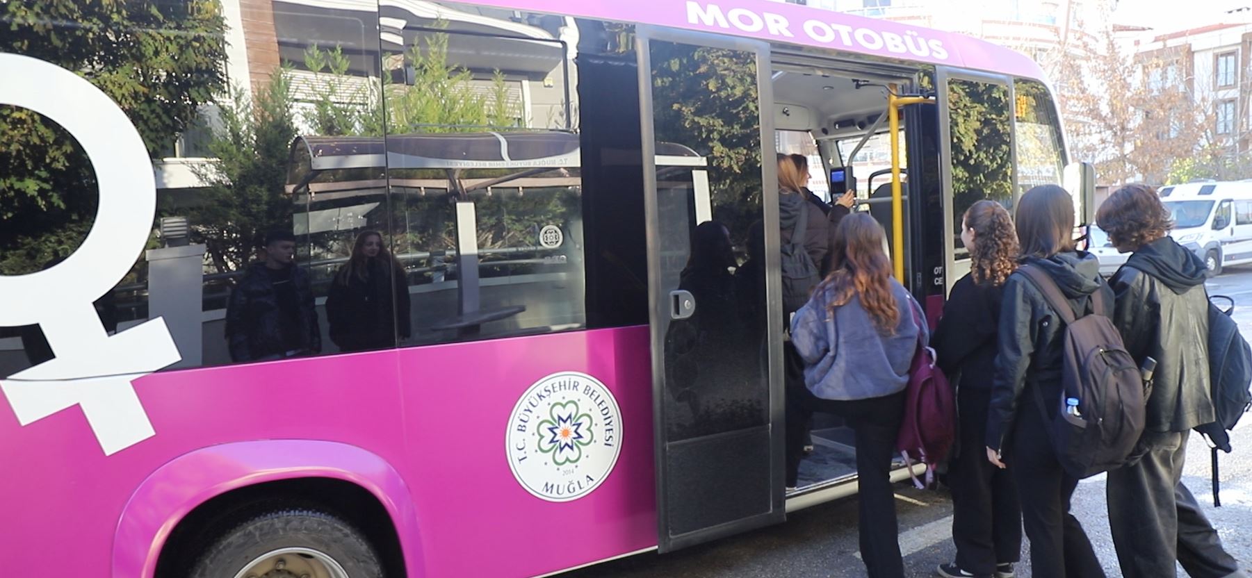 Büyükşehir Belediyesi’nden Muğla’da Bir İlk   Mor Otobüsler, Duraklar Hizmete Giriyor